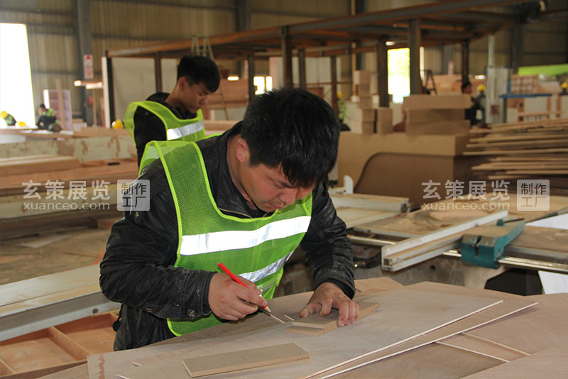 香蕉免费视频展览工厂木工工人